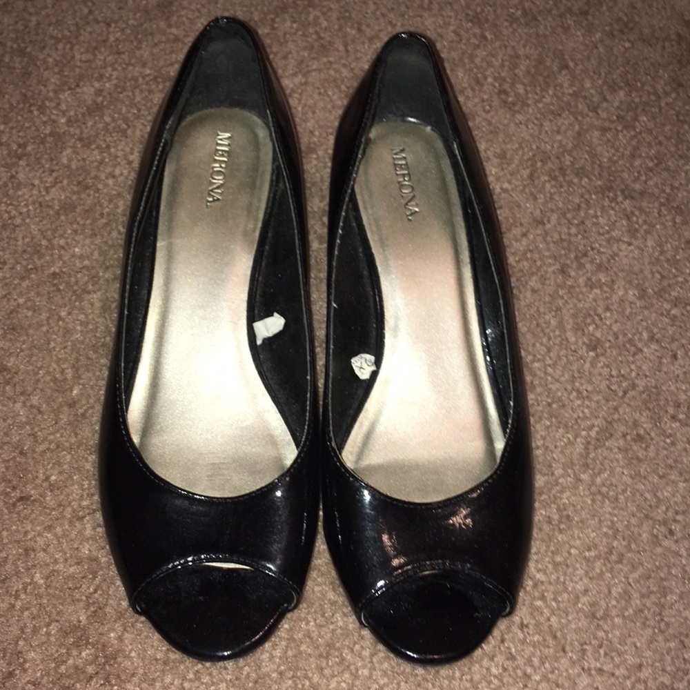 Women’s black wedges